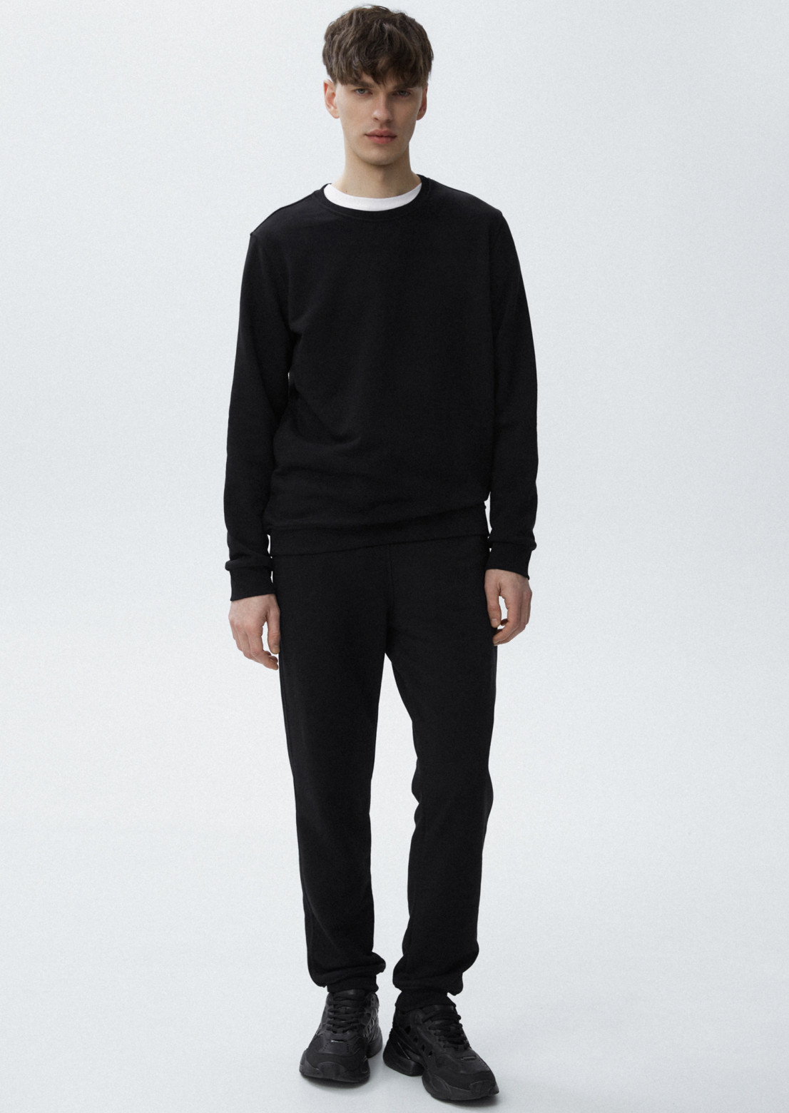 Black color men basic three-thread trousers with a lace